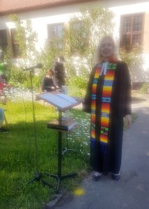 Pfarrerin Guntrun Müller-Enßlin beim Gottesdienst im Kirchgarten